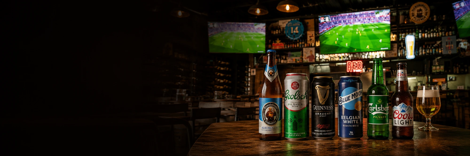 Mesa de bar con cervezas del mundo, postales y sellos de viaje